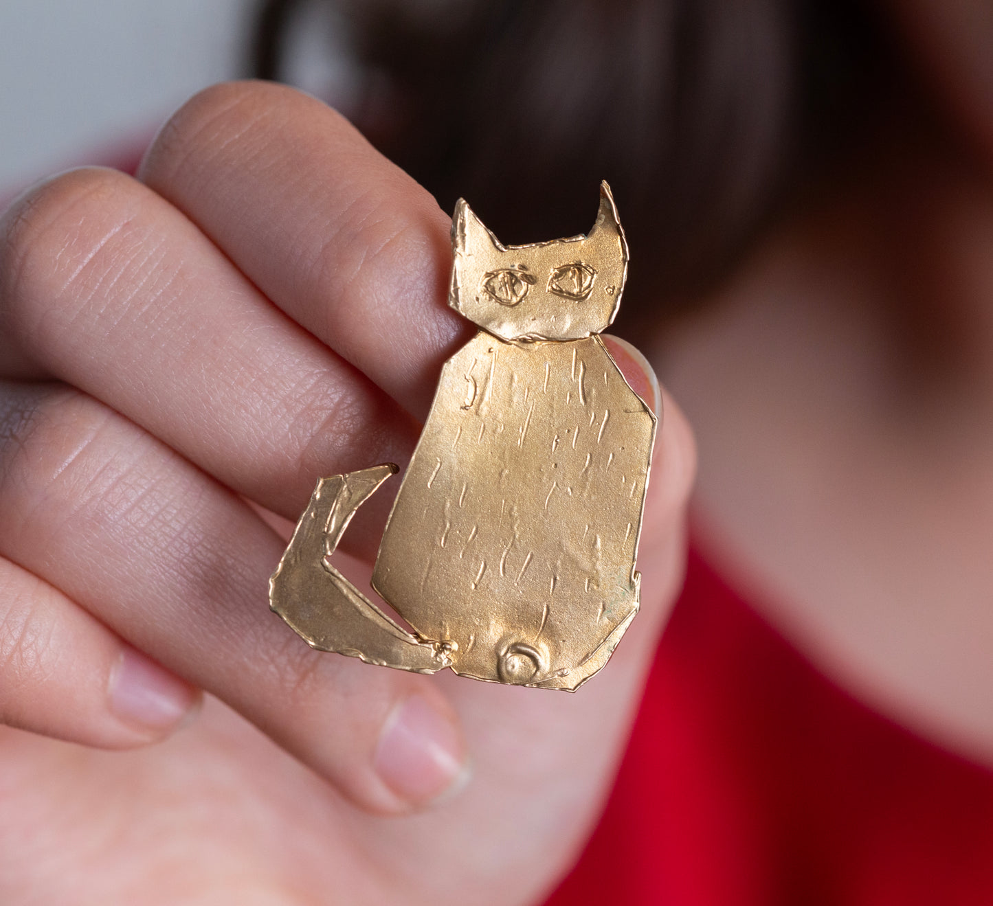 Bronze Brooch: The Cat Who Likes To Lick