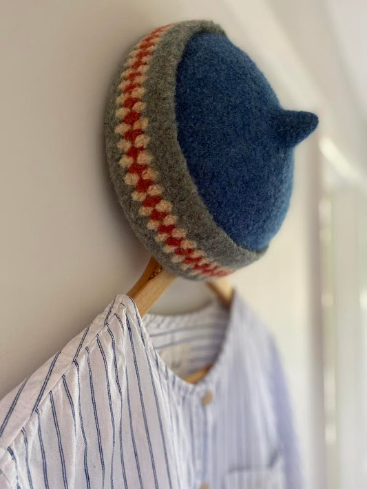 Red patterned edge blue top woollen hat